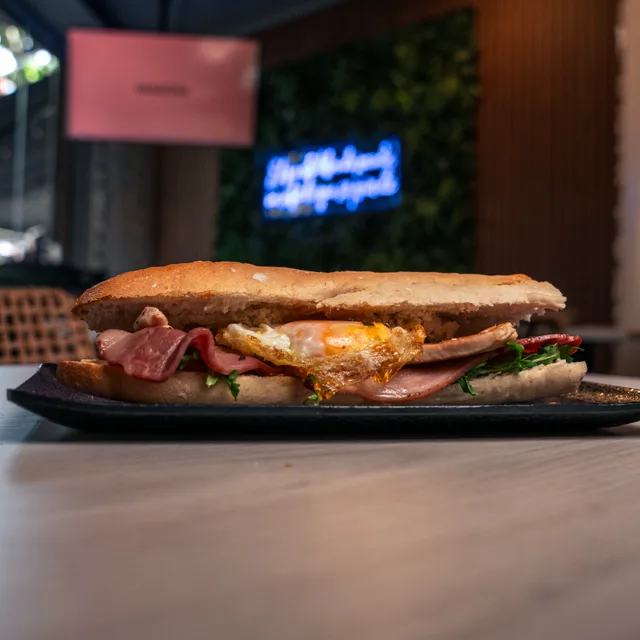 Bocadillo + bebida + café