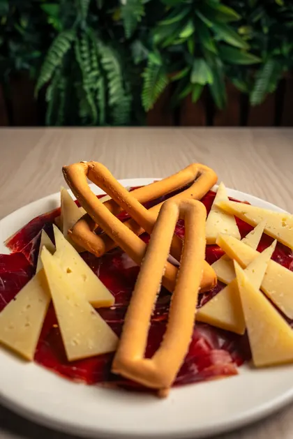 Jamón ibérico y queso manchego