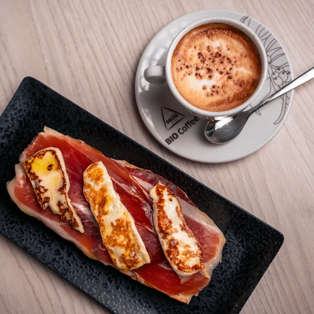 Tostada especial + café